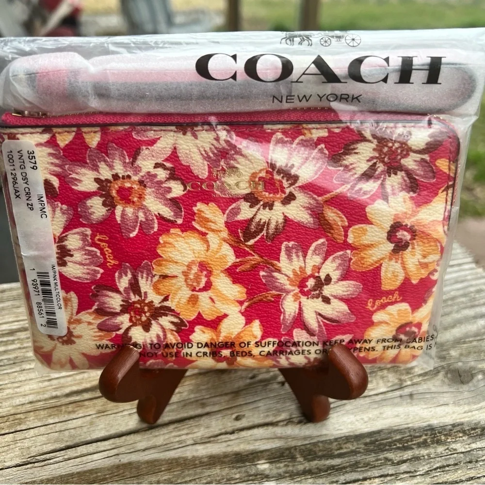 Coach corner zip